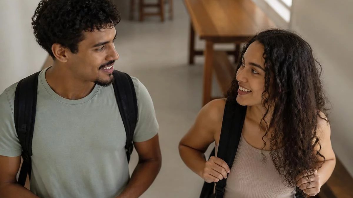 Grupo pequeno em volta da mesa de reunião, cada um com folhas impressas na mão